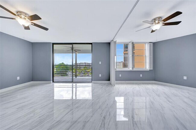 Building Photo - 1100 St Charles Pl