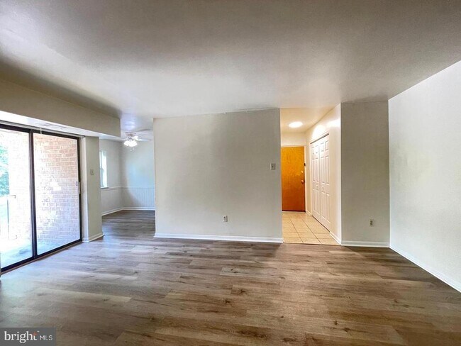 Building Photo - 3017 Valley Dr