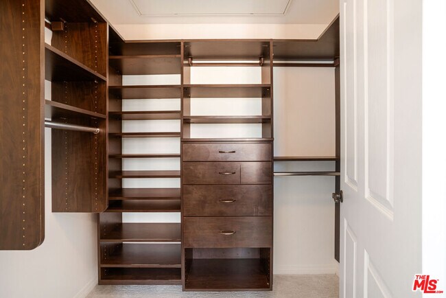 Building Photo - 6020 S Seabluff Dr