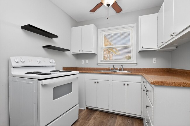 Building Photo - Spring Rent Special on this Adorable Two Bedroom Apartment Near Cotswold!