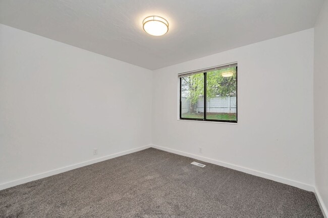 Building Photo - Newly Remodeled 2 Bed 1 Bath Duplex in West Valley