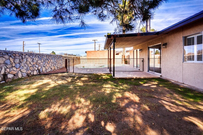 Building Photo - 5572 Fernwood Cir