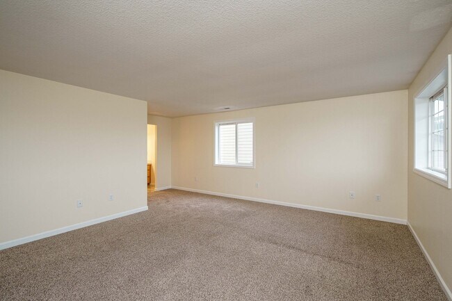 Building Photo - 4 Bedroom 2.5 Bath with Fenced Backyard in Camas School District