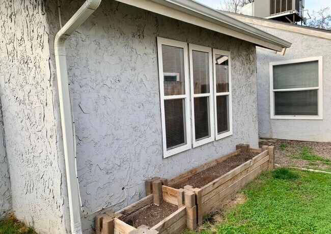 Building Photo - For Rent. Beautiful 3Bedroom, 2 Bathroom Home in Northeast Visalia