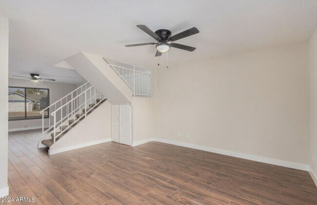 Building Photo - Spacious 4BR Townhome in Phoenix