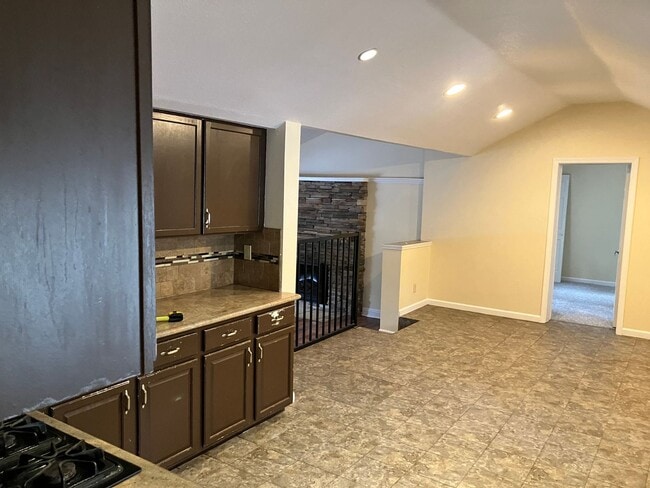 Building Photo - *LONG TERM RENTAL*