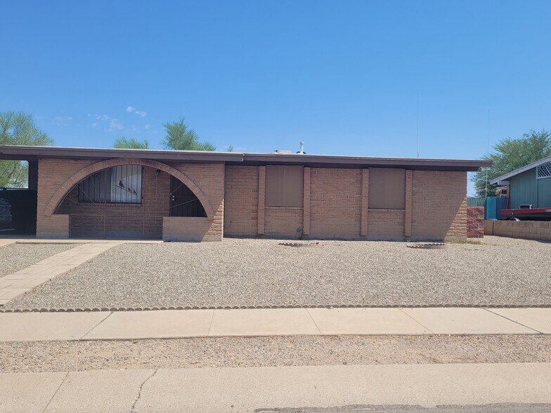Front yard - 2436 W Sumaya Way