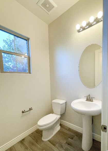 Building Photo - 2902 E Ebony Dr