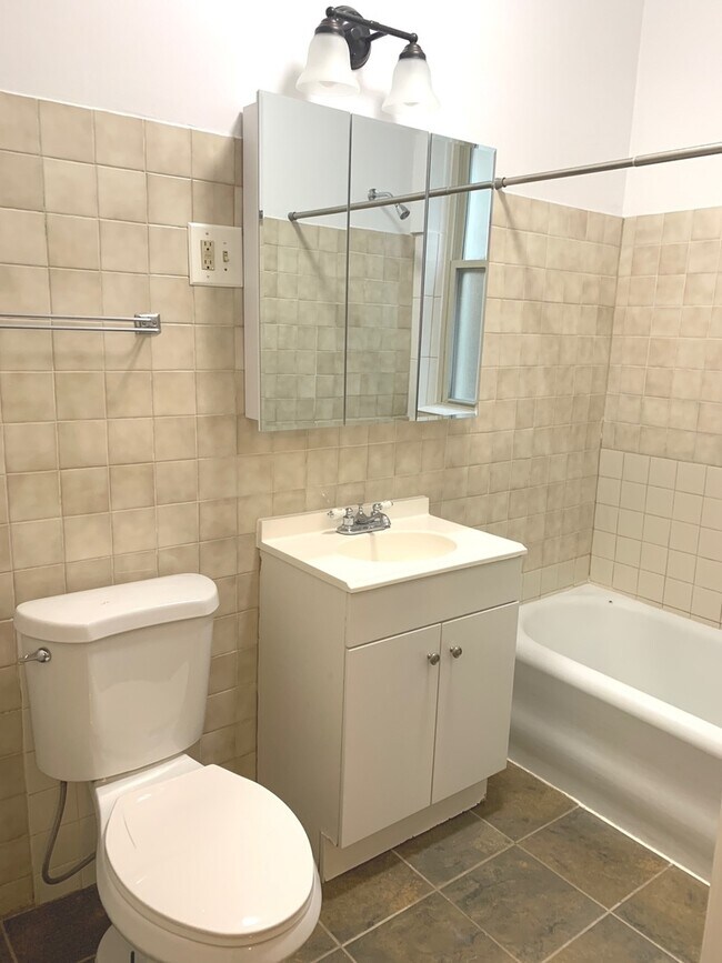 Building Photo - 832 W Sunnyside Ave