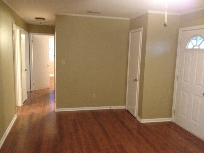 Building Photo - 3 bed 1.5 bath near Baum Stadium