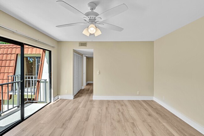 Building Photo - 3113 San Fernando Dr