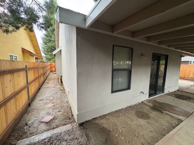 Building Photo - SW Visalia Home Available Now!