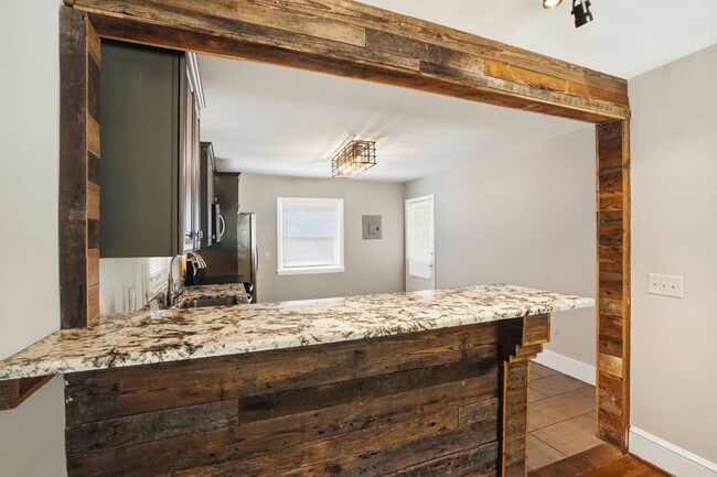 Building Photo - Move-in Ready 3 Bedroom Ranch Home in Eastway Park