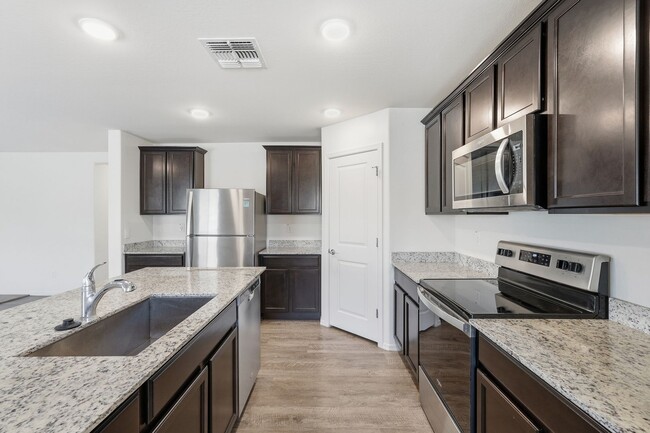 Building Photo - 4bedroom 2 bath single family home!