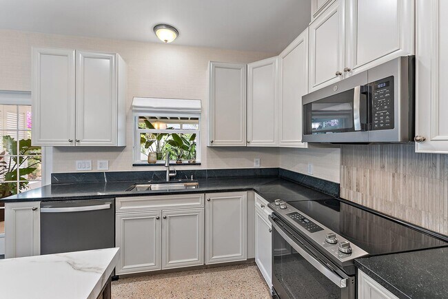 Building Photo - 513 E Whitney Dr