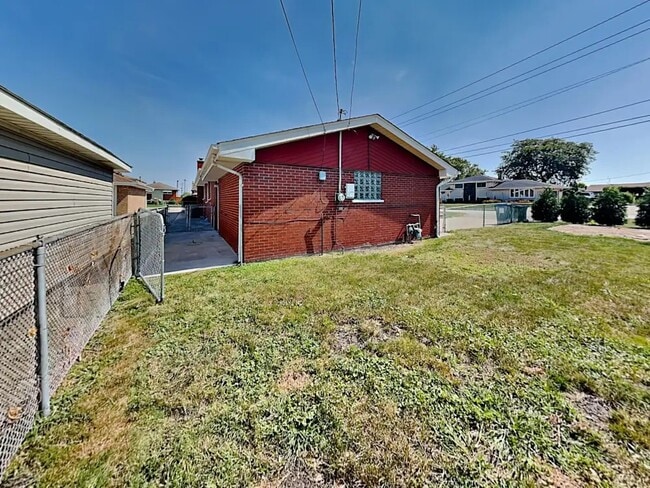 Building Photo - 7649 S Oconto Ave