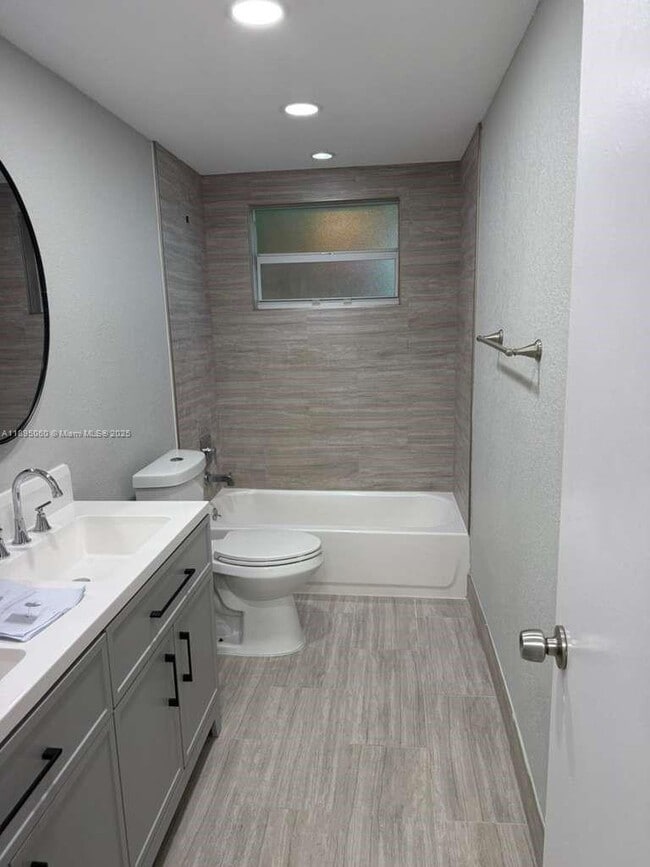 Building Photo - 9353 Fontainebleau Blvd