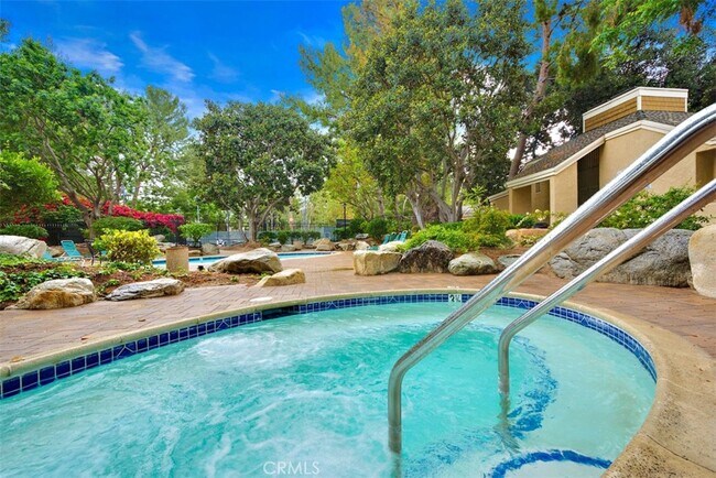 Building Photo - 80 Lakepines-