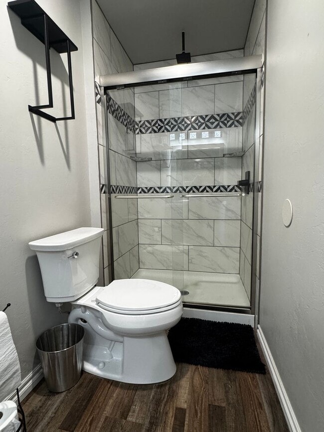 Building Photo - 501 Oak Ave