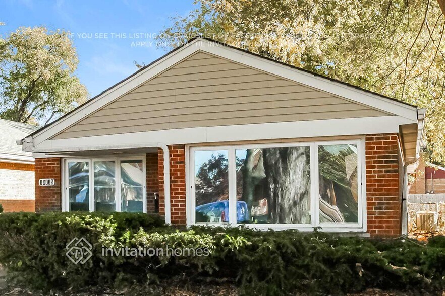 Building Photo - 10115 S California Ave