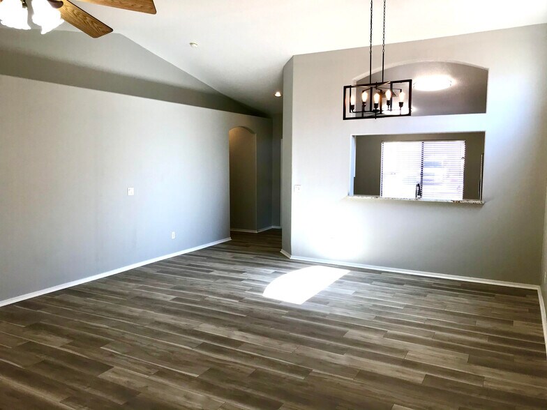 Building Photo - 1323 W Desert Cloud Pl