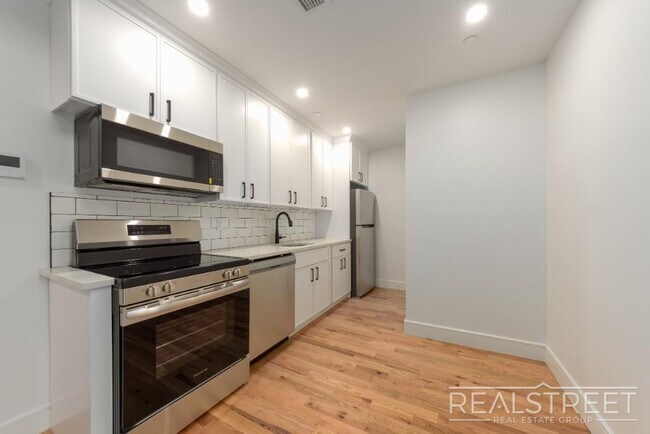 Building Photo - Penthouse 2BR/2BA with Private Roof Deck, ...
