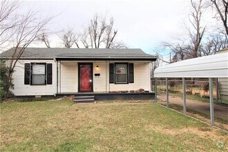 Building Photo - 704 N Redbud Dr