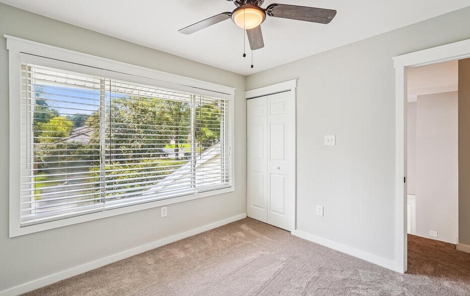 Building Photo - 276 W Meadowland Ln