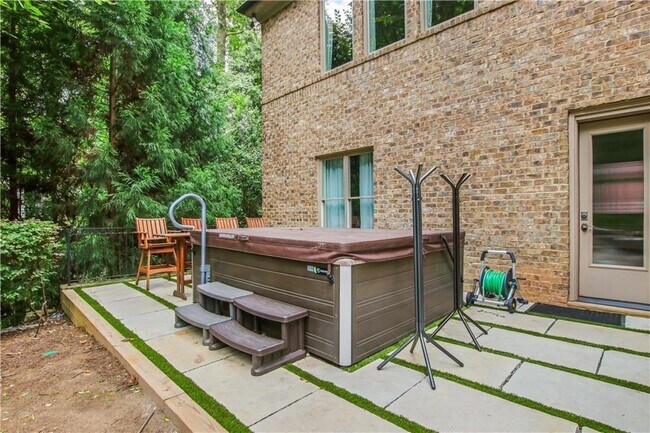 Building Photo - 5265 Peachtree Dunwoody Rd NE