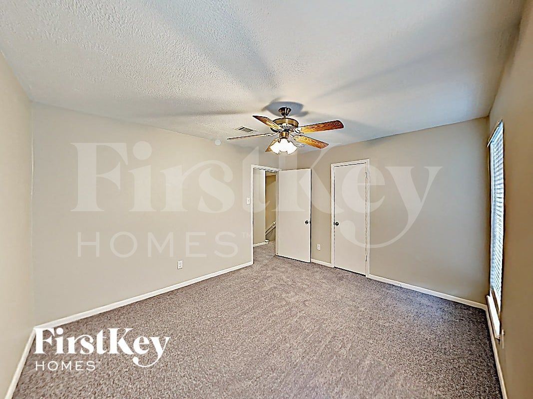 Building Photo - 2511 Riverlawn Dr