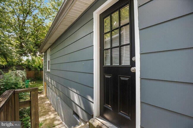 Building Photo - 906 Elfin Ave