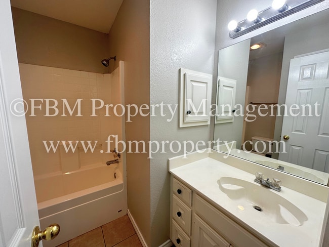 Building Photo - 801 Oak Dr