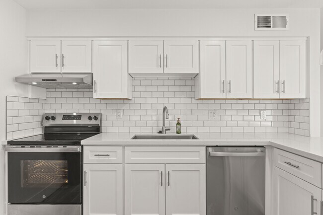 Building Photo - 2025 N Richland St