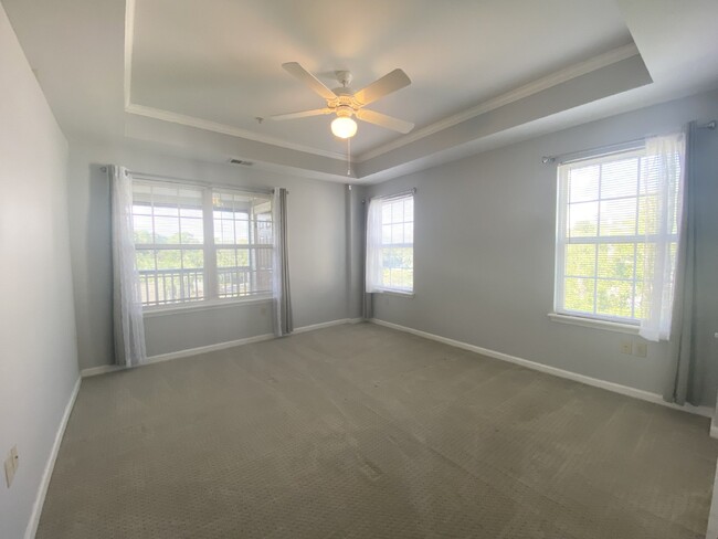 Building Photo - Two Bedroom Spacious Condo Near Everything...