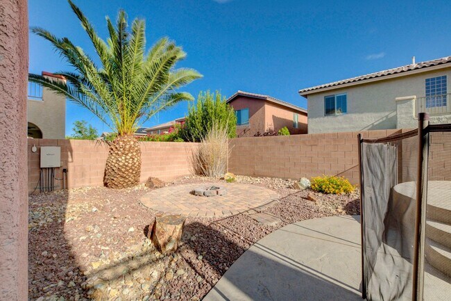 Building Photo - Spacious 5-Bedroom, 2 Story Pool Home in G...