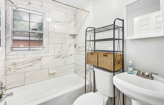 Building Photo - Charming 3-Bedroom Home with Renovated Int...