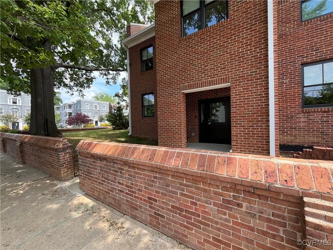 Primary Photo - 3215 Stuart Ave