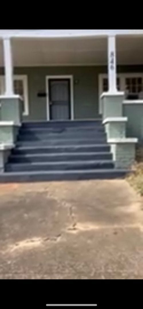 Building Photo - Newly Renovated 4 Bedroom Home / College H...