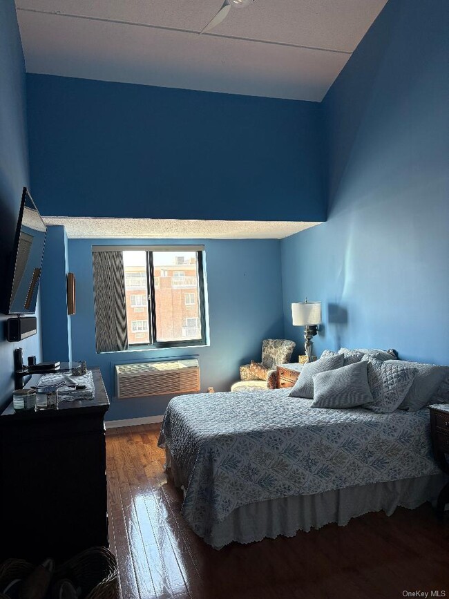 Building Photo - 750 W Broadway