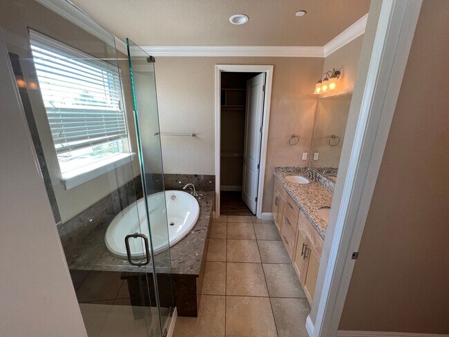 Building Photo - Newer Low Maintenance Home off Glenn and S...