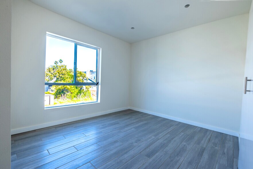 Building Photo - 1128 W 39th St