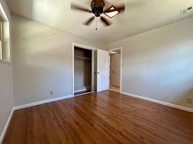 Building Photo - 3bd/1ba HOME in a Great Neighborhood with ...