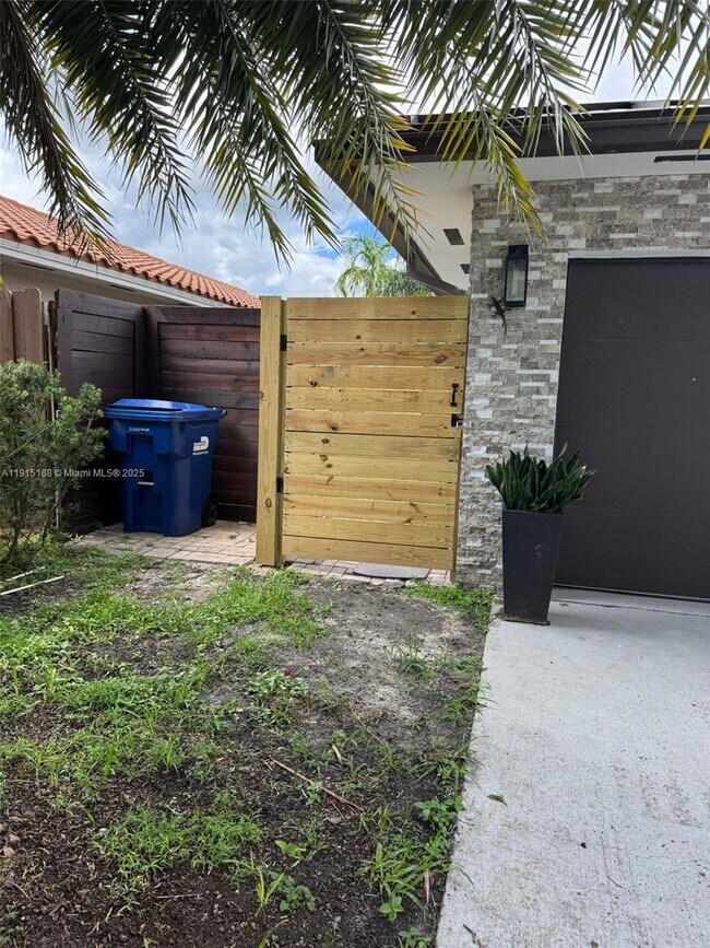 Building Photo - 15620 SW 146th Ave