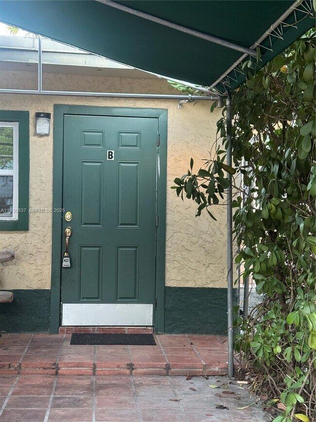 Building Photo - 227 SW 11th Ave