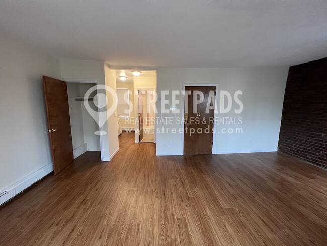 Building Photo - bedroom in Boston MA 02130