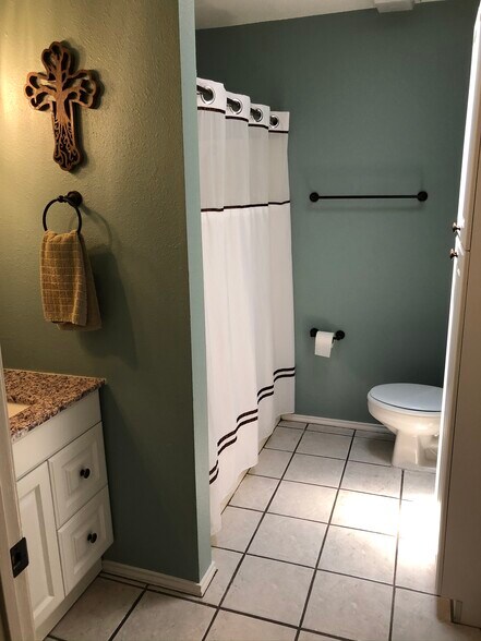 Master bathroom - 1226 Amanda Dr