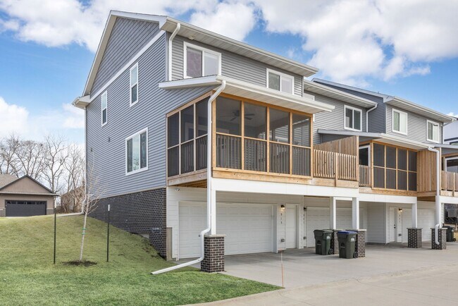 Building Photo - 921 Aiden St