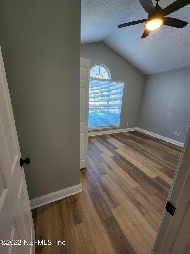 Building Photo - 2071 Thornhill Drive