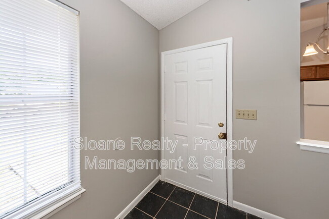 Building Photo - 1022 Oakcrest Dr