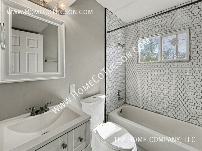 Building Photo - 2404 E Cameron Vista